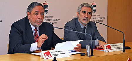 Julio Seti�n (Alcalde de San Fernando de Henares) y Gaspar Llamazares (Diputado de IU) explicando que IU-ICV mantiene la enmienda a la totalidad al PL de modificaci�n de la Ley de Navegaci�n A�rea (27 de Enero de 2010)